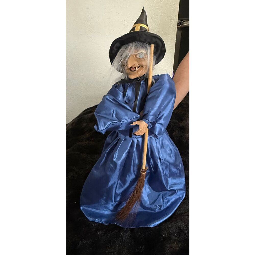 Halloween Witch 25" Eyes Flash Green and Laugh. Umbrella base Vintage